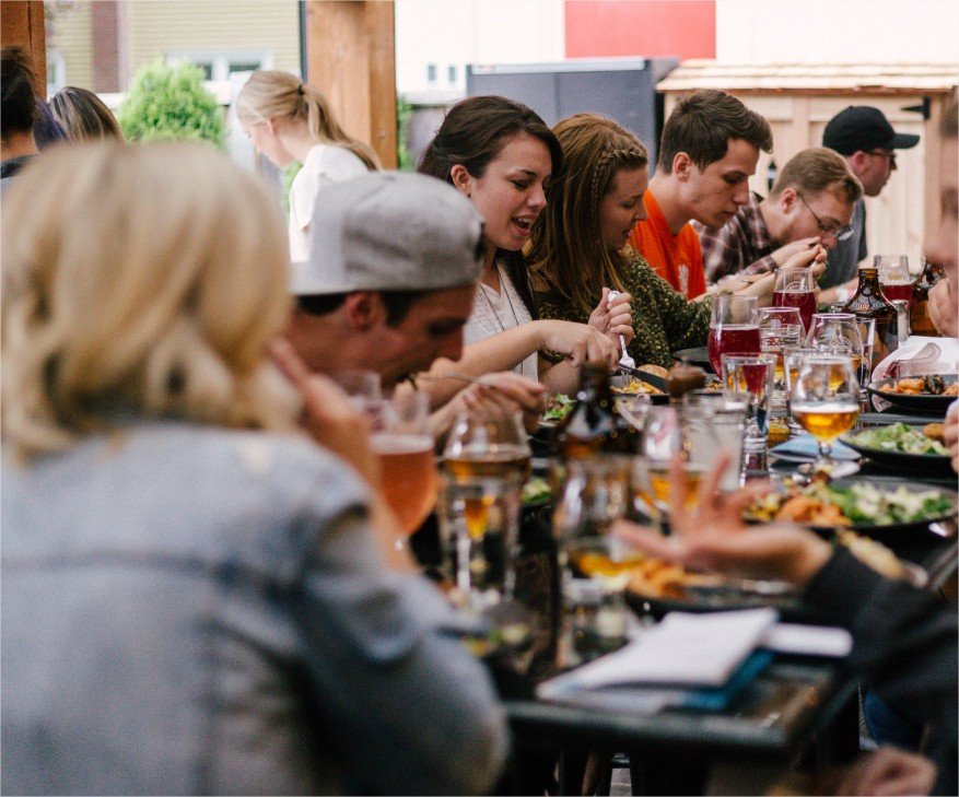 Personas compartiendo una comida, imagen ilustrativa